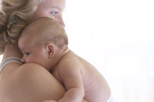 La parte superior de la cabeza de tu bebé es delicada y necesita protección.