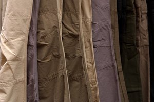 Los hombres con poco trasero tienen muchas opciones de pantalones casuales.