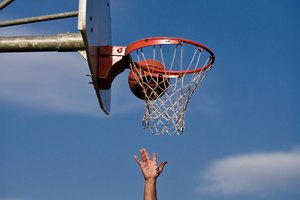 Un lanzamiento de dos puntos en las puntuaciones del baloncesto de punto caliente.