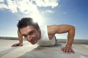 Las flexiones de brazos son más efectivas si mantienes tus glúteos hacia abajo y en línea con tus hombros.