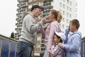Los niños con padres alcohólicos, a menudo son testigos de violencia doméstica.