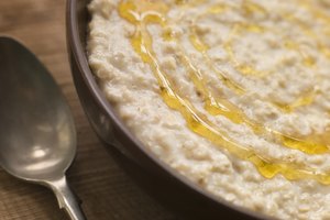 Crema de trigo rociada con miel en su parte superior.