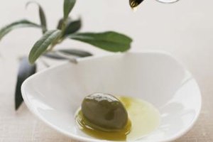 Jupiterimages/Stockbyte/Getty Images You'll find no shortage of “good” olive oils for dinner salads, but mind your pairings for the best results.