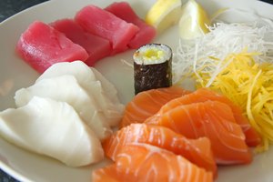 Plato de sashimi crudo.