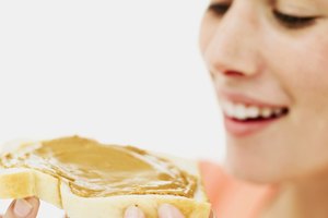 Añadir crema de cacahuate a tu pan sirve para incrementar el contenido proteico de tu desayuno