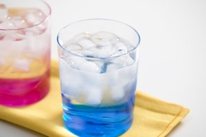 Beber mucha agua durante el día ayuda a disolver la fibra soluble y evitar calambres en el estómago.