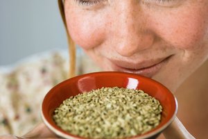 Un surtido de hierbas medicinales en frascos de vidrio con un mortero y pilón.