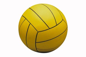 Las pelotas de watepolo de hombres y mujeres requieren diferentes presiones de llenado.