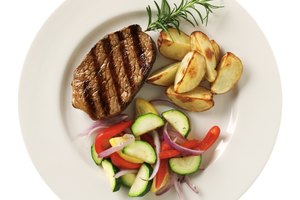 Divide tu plato entre proteínas magras, vegetales y almidón de calidad.