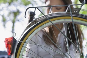 Evalúa la presión de la cámara de vez en cuando para una mejor salida en bicicleta.