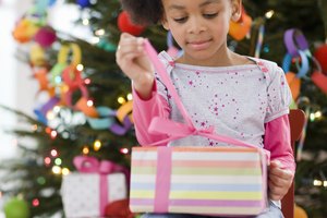 Convierte un intercambio de regalos en algo divertido y con juegos para los niños.