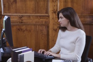 Escribe un emoticono para enviar un abrazo virtual a tu amigo en Facebook.