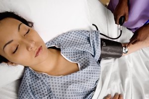 La presión sanguínea baja puede causar mareos y desmayos en mujeres adolescentes.