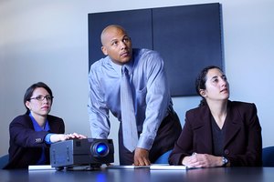 Cómo usar un proyector con un equipo MacBook Pro.
