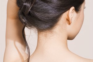 Haz más volumen rizando tu pelo antes de recogerlo.