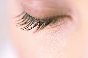 Las pestañas postizas pueden dañar tus pestañas naturales, así que evita utilizarlas si quieres aumentar su crecimiento.