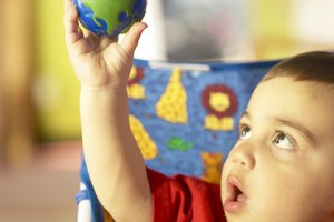 Este niño pequeño está aprendiendo a través del juego.