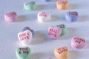 Compra varias bolsas de dulces en forma de corazones.