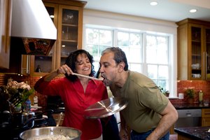 Bebe agua antes de probar la comida; un paladar limpio mide los sabores con más precisión.