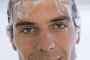 Aplica el shampoo separando el pelo en secciones.
