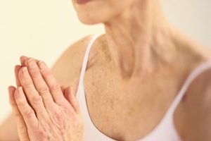 El yoga puede ser muy útil para adultos mayores con artritis.