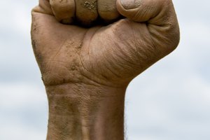 Un agarre fuerte puede mejorar tu desempeño deportivo.
