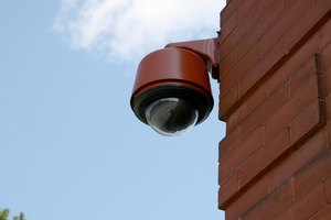 Utilizar cables de fibra óptica para un CCTV puede sumar metros al enlace de la cámara.