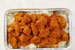 Usada con frecuencia en curris, la cúrcuma le da un tono naranja brillante al plato.