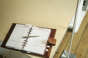 Hacer un horario para escribir y ajustarse a él, puede ayudar a tu hijo a permanecer creativo.