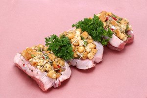Hornea chuletas de cerdo recientemente rellenadas a temperaturas seguras.