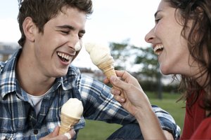 Puedes hacer helado usando leche entera libre de lactosa, azúcar y un saborizante o extracto, como la vainilla.