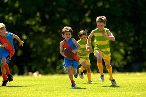 El fútbol le enseña a los niños mucho más que hacer un gol o un touchdown.