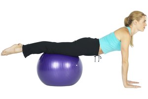 Trabaja los brazos y el pecho con una flexión de brazos.