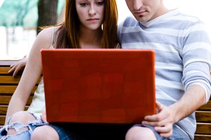 Internet permite a los usuarios comunicarse entre sí desde cualquier ubicación.