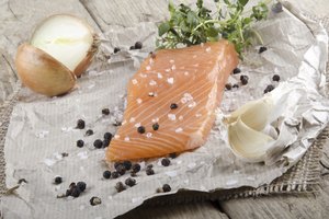 Salmón ahumado con pimienta, cebolla y ajo.