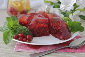 Gelatina con frambuesas y grosellas rojas.
