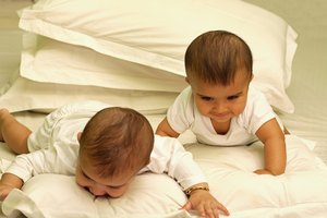 Los bebés pueden jugar sobre su pancita varias veces al día.