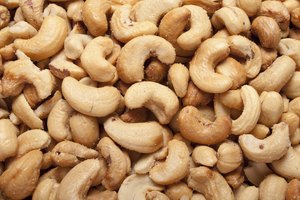 Acercamiento sobre nueces de acajú tostadas.