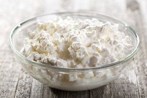 Un tazón de vidrio con queso cottage bajo en grasa.
