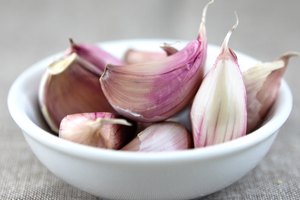 Tazón de dientes de ajo.