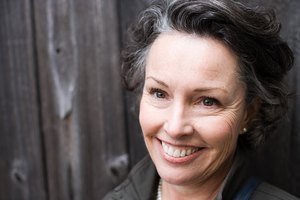 Mantén tu piel hidratada para combatir la sequedad de la menopausia.