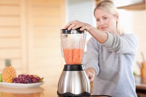 Mujer haciendo un batido de fruta.