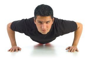 Mantén tu núcleo apretado y la espalda recta mientras realizas flexiones.