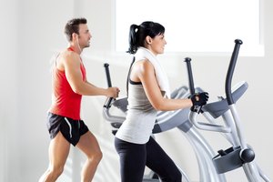Incorpora el ejercicio cardiovascular a tu programa de acondicionamiento.