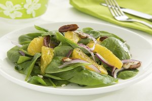 Puede que sea necesario limitar las ensaladas hechas con verduras de hojas, de color verde oscuro mientras consumes warfarina.