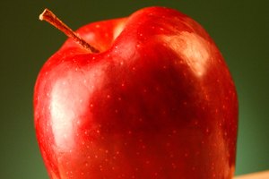 Come alimentos bajos en calorías.