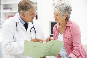 Mujer mayor que habla con el doctor.
