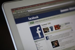 Facebook solo te contacta a través de tu dirección de correo electrónico principal.