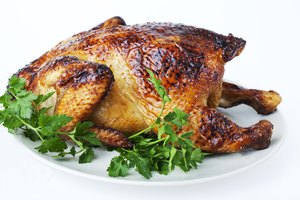 Asa un pollo en vez de comprar esas carnes frías tan altas en sodio.