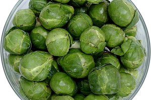 Cocina al vapor, hierve o saltea los repollitos de Bruselas en la estufa.
